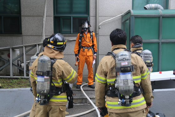 NSP통신-분당소방서 관계자들이 지하층 화재진압훈련을 실시했다. (분당소방서)