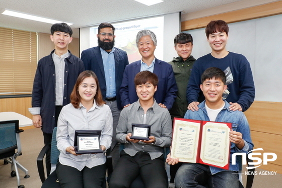 NSP통신-영남대 정보통신공학과 박용완 교수 연구팀이 최근 일본 홋카이도대학교에서 열린 IPIN 2017에서 실내 내비게이션을 상용화할 수 있는 기반 기술을 발표해 학계로부터 주목받았다. (아래 왼쪽부터 허수정 교수, 손희동, 정승구, 위 왼쪽부터 이찬석, 무하마드 우스만 알리, 박용완 교수, 조영래, 강민규). (영남대학교)