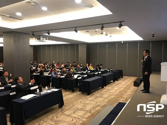 NSP통신-강동완 조선대 총장이 18일 나주 엠스테이호텔에서 특강하고 있다. (조선대)