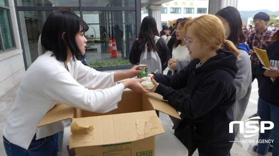 NSP통신-18일 대구과학대학교 영송중앙도서관 1층 출입문에서 총학생회 학생들이 학우들에게 햄버거와 샌드위치, 음료를 나눠주고 있다. (대구과학대)