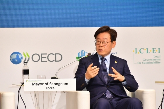 NSP통신-19일 서울에서 열린 제3차 OECD 포용적 성장회의에서 토론을 벌이는 이재명 성남시장. (성남시)