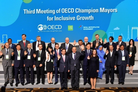 NSP통신-19일 서울에서 열린 제3차 OECD 포용적 성장회의 후 기념촬영. (성남시)