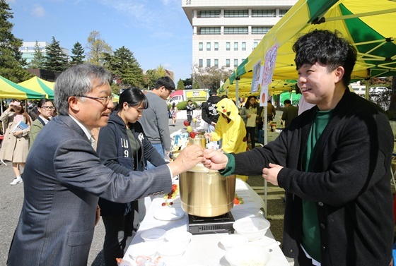 NSP통신-▲ 2017 다문화체험(KNU Internation Day) 음식문화 축제 (공주대)