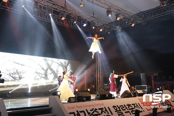 NSP통신-주제공연으로 펼쳐진 태조 이성계의 금척설화 내용을 담은 금척! 하늘을 날다 공연.