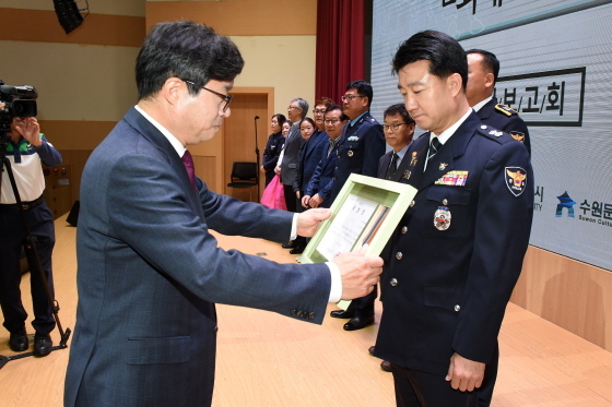 NSP통신-염태영 수원시장이 제54회 수원화성문화제 개최에 기여한 경찰·시민에게 표창장을 주고 있다. (수원시)