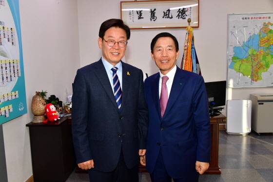 NSP통신-이재명 성남시장(왼쪽)과 이병화 두산건설 대표. (성남시)