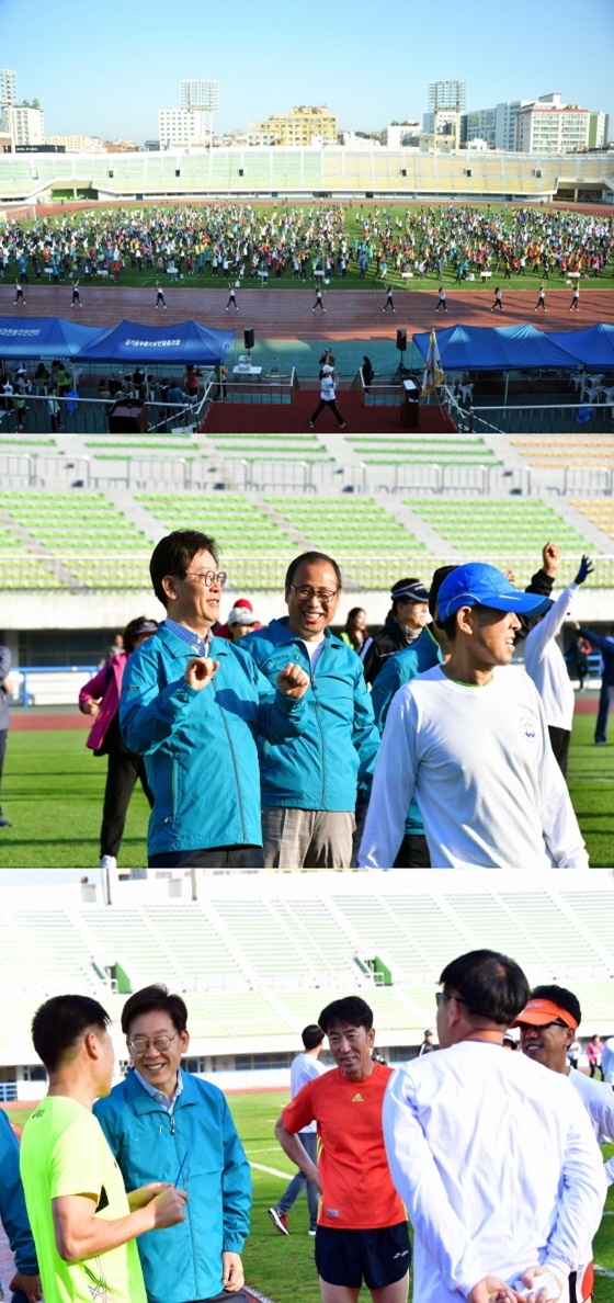 NSP통신-상) 21일 성남종합운동장 주경기장에서 열린 제18회 중원구민 건강달리기 대회. 중) 제18회 중원구민 건강달리기 대회 출발에 앞서 준비 체조를 하고 이재명 성남시장. 하)제18회 중원구민 건강달리기 대회에 참여한 시민들과 이야기를 나누고 있는 이재명 성남시장. (성남시)