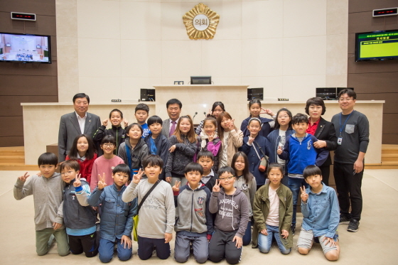 NSP통신-능원초등학교가 경기 용인시의회 청소년 지방자치교육 프로그램 참여후 기념촬영. (용인시의회)