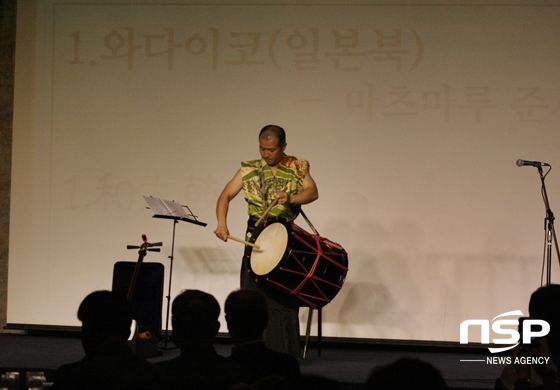 NSP통신-일본 측 마츠마루 준시 씨가 와다이코 (일본북) 공연을 선보이고 있다. (김덕엽 기자)