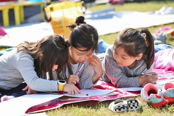 NSP통신-제30회 대한민국 어린이 푸른나라 그림대회에 참가한 어린이들이 그림을 그리고 있는 모습 (현대차)