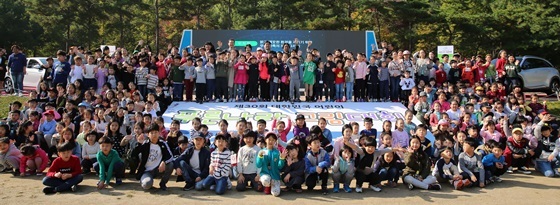 NSP통신-제30회 대한민국 어린이 푸른나라 그림대회에 참가한 어린이들이 기념촬영을 하고 있는 모습 (현대차)