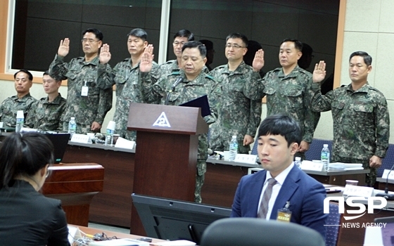 NSP통신-박한기 제2작전사령관 (중간)이 지도 참모들과 감사장에서 선서를 하고 있는 모습 (김덕엽 기자)