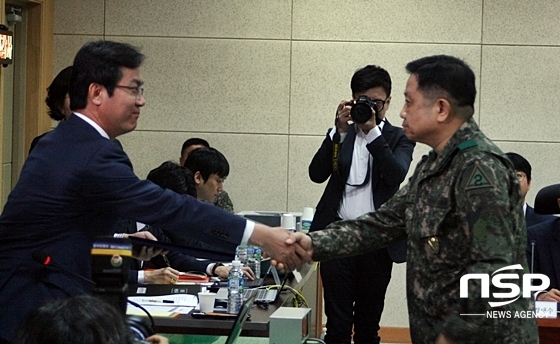 NSP통신-박한기 제2작전사령관 (오른쪽)이 국감에 앞서 김영우 국방위원장 (왼쪽)과 악수를 나누고 있다. (김덕엽 기자)