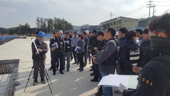 NSP통신-용인동부경찰서는 용인시 물류센터 공사현장 옹벽 붕괴사고와 관련 정확한 사고 원인을 밝혀내기 위해 관계기관과 합동 감식에 돌입했다. (경기용인동부경찰서)