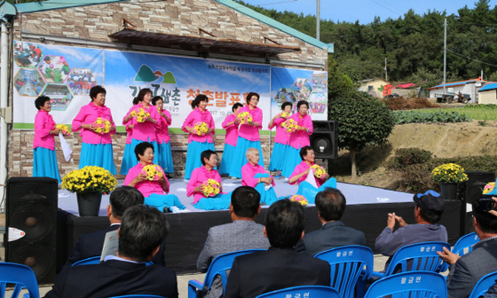 NSP통신-신안군 팔금면 대심마을 깊은골샘촌 청춘발표회 (신안군)