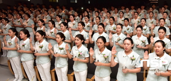 NSP통신-영진전문대학 간호학과는 25일 오후 대학 도서관 시청각실에서 제31회 나이팅게일 선서식을 개최했다. 사진은 나이팅게일 선서에 나선 이 대학 예비간호사 2학년생들 모습. (영진전문대학)