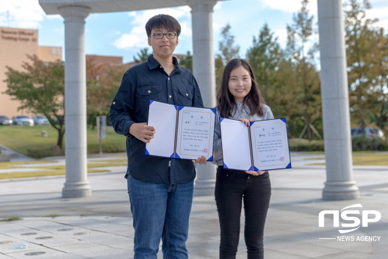 NSP통신-한글학회 대구지회 주최로 열린 외국인 유학생 한국어 말하기대회에서 대상을 받은 대구가톨릭대 왕스보(王思博‧사진 왼쪽) 학생과 참가상을 받은 바타 르 소가르수렝 학생. (대구가톨릭대학교)