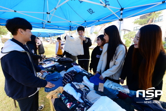 NSP통신-26일 대구보건대 조각공원에서 총학생회가 마련한 플리마켓 행사에 학생들이 물건을 고르고 있다. (대구보건대)