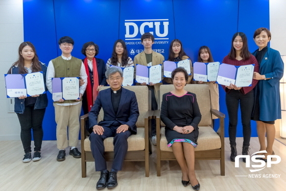 NSP통신-대구가톨릭대 김정우 총장(앞줄 왼쪽)과 김계남 총동창회장(앞줄 오른쪽), 이주강 수석부회장(뒷줄 왼쪽 세 번째), 이향이 부회장(뒷줄 오른쪽 첫 번째), 장학금을 받은 학생들이 기념촬영을 했다. (대구가톨릭대학교)