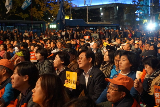 NSP통신-서울 광화문광장에서 열린 촛불 1주년 행사에 참석한 이재명 성남시장. (성남시)