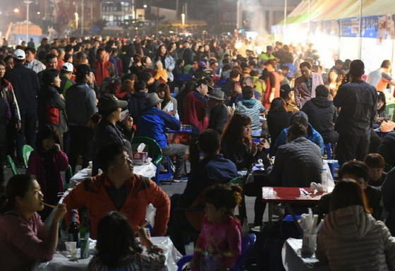 NSP통신-목포항구축제찾은 구름인파 (목포시)