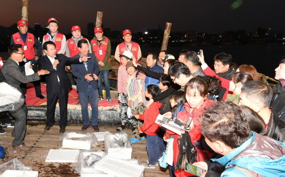 NSP통신-목포항구축제 선상 경매 (목포시)