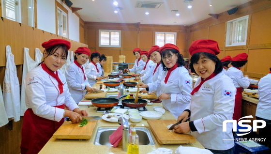 NSP통신-영남외국어대 약선영양조리과 학생들이 지난 28일 영양군 음식디미방에서 체험학습을 하고 있다. (영남외국어대학교)