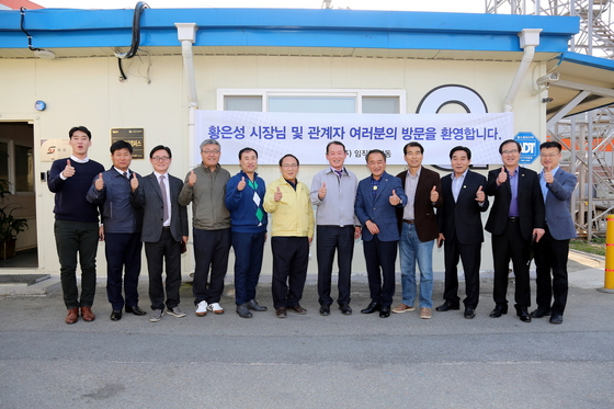 NSP통신-죽산면 매산리 소재 소방용품 제조기업 육송에서 황은성 안성시장을 비롯한 유관기관 관계자, 박승옥 육송 대표이사가 간담회 후 기념촬영을 하고 있다. (안성시)