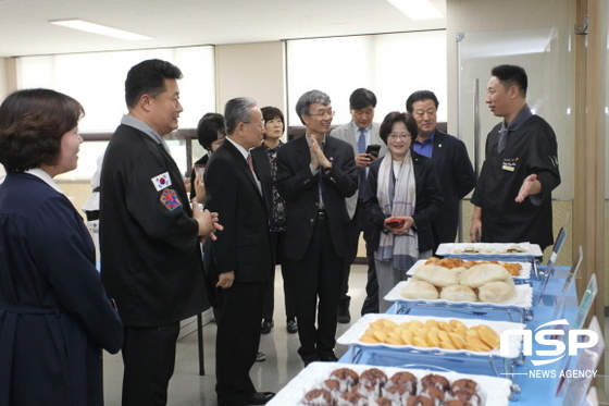 NSP통신-학습성과발표와 수료한 학생들이 즐거워하고 있다. (계명문화대)