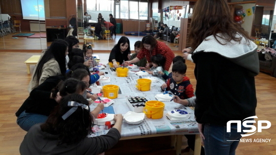 NSP통신-호산대 유아교육과 학생들이 유아들과 함께 캡스톤 디자인 시범 수업을 선 보이고 있다. (호산대학교)