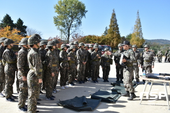 NSP통신-대구과학대학교 국방기술행정과 학생들이 지난 달 31일 전북 익산 육군부사관학교에서 실시한 병영체험에서 화기 분해 결합 훈련을 하고 있다. (대구과학대)