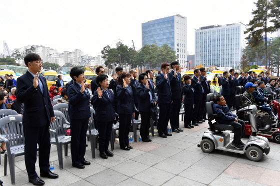 NSP통신-장애인 복지콜택시 증차 발대식에서 운전자들 친절서비스와 안전운행 다짐 선서 중이다. (성남시)