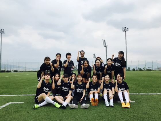 NSP통신-성남FC 여자축구 클리닉 축구학개론의 참가자들이 기념촬영을 하고 있다. (성남FC)