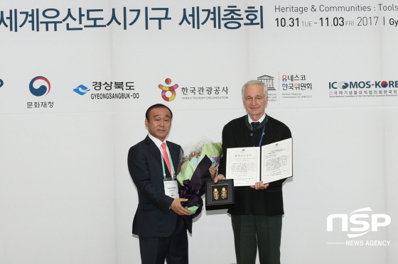 NSP통신-최양식 경주시장(왼쪽)으로부터 명예시민증을 수여 받은 알브레히트 후베 독일 본대학 명예교수 (경주시)
