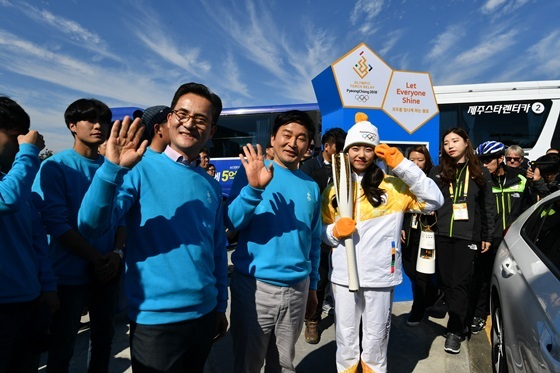 NSP통신-(왼쪽부터)이광국 현대차 국내영업본부장, 원희룡 제주특별자치도지사, 가수 김소혜양의 모습