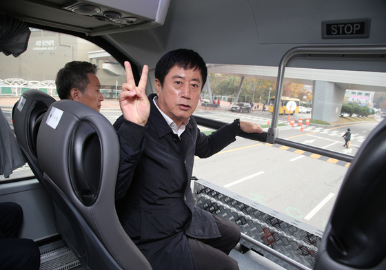 NSP통신-정찬민 용인시장이 2층버스 시승을 하는 모습. (용인시)