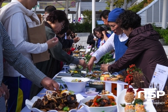 NSP통신-여수세계박람회장을 찾은 시민과 관광객들이 평가가 끝난 제1회 전국 여수 수산물 음식경연대회 출품요리를 맛보고 있다. (여수시)