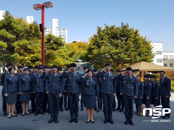 NSP통신-지난 3일 대구과학대학교 국방기술행정과 교수와 학생들이 대운동장 옆 탱크 전시물 앞에서 단체 기념촬영을 하고 있다.(1열 왼쪽에서 3번째 한혜진 학생). (대구과학대학교)