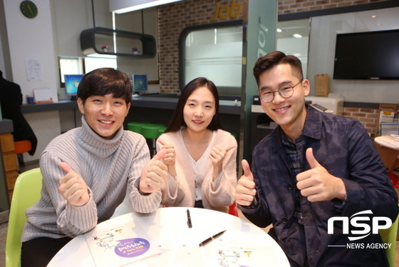 NSP통신-2017년 국가직 지역인재 9급 수습직원 선발시험에서 최종 합격한 3명의 학생들이 파이팅을 외치고 있다(좌측부터 김승한, 김신희, 이도형 학생). (계명문화대학교)