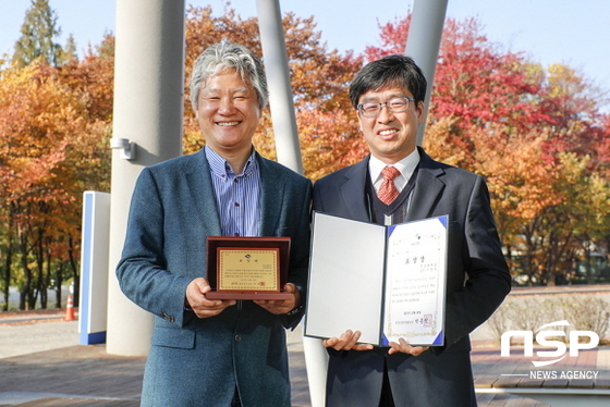 NSP통신-영남대 산학협력단(단장 박용완, 왼쪽)이 제17회 경북산학협력기술대전에서 단체부문 경북도지사 표창, 교수부문에서는 영남대 이찬수 전자공학과 교수(오른쪽)가 한국산학연합회 표창을 받았다. (영남대학교)