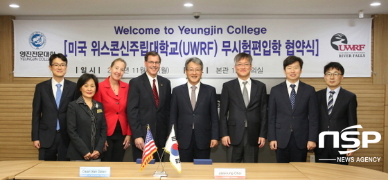 NSP통신-영진전문대학과 미국 위스콘신대학교리버폴스는 6일 오후 영진전문대학 회의실에서 협약을 체결했다. 사진은 협약식에서 딘 반 갤런(Dean Van Galen) UWRF 총장, 최재영 총장(왼쪽서 네 번째, 다섯 번째) 등 관계자들이 기념촬영을 하는 모습. (영진전문대학)