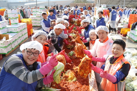 NSP통신-정찬민 시장이 사랑나눔 김장축제에서 봉사자들과 환하게 웃으며 김장을 만들고 있다. (용인시)