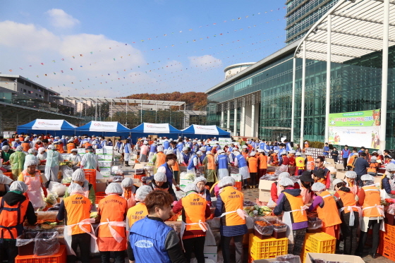 NSP통신-삼성전자와 함께 하는 사랑나눔 김장축제 장면. (용인시)