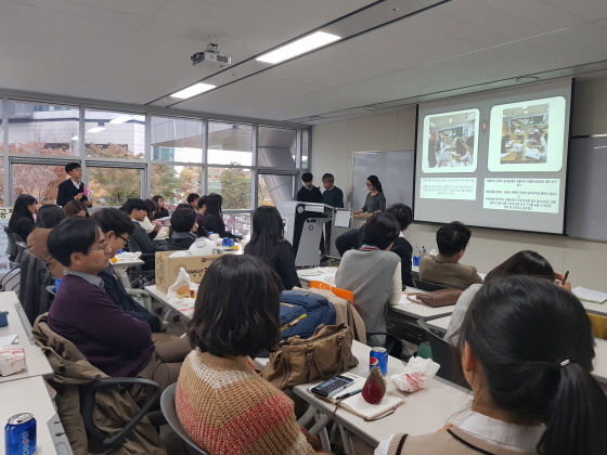 NSP통신-성남 국립국제교육원에서 2017 학생 사회참여동아리 발표회에 참가한 학생이 발표를 하고 있다. (경기도교육청)