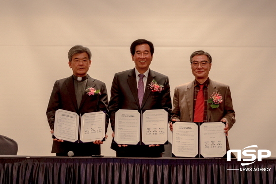 NSP통신-김정우 대구가톨릭대 총장, 최영조 경산시장, 민병대 패션테크산업기업협의회 대표(사진 왼쪽부터)가 패션테크 융복합산업 공동협력에 관한 양해각서를 체결했다. (대구가톨릭대)