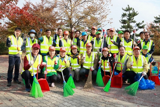 NSP통신-안산시의회 의원들이 7일 안산시 환경미화원들과 안산천변 정화 작업을 실시했다. 사진은 청소에 앞서 카메라 앞에 선 의원들과 환경미화원들의 모습. (안산시의회)