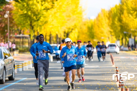NSP통신-대구가톨릭대는 7일 교내에서 학교 구성원들이 자유롭게 팀을 구성해 달리는 청춘과의 동행 마라톤대회를 개최했다. 참가자들은 팀의 개성을 잘 살린 복장을 하고 함께 완주하는 팀워크를 보여주었다. (대구가톨릭대학교)