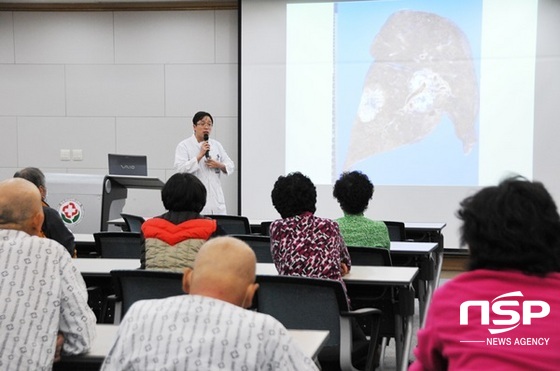 NSP통신-화순전남대병원 의료진들이 정기강좌를 통해 환자와 보호자들에게 폐암 치료정보를 들려주고 있다. (화순전남대병원)