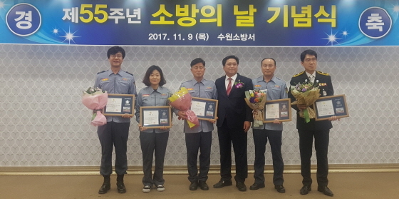 NSP통신-수원소방서에서 개최된 제55주년 소방의 날 기념식에서 김호겸 경기도부의장(오른쪽 세번째)이 소방공무원과 의용소방대원 유공자들을 표창하고 기념촬영을 하고 있다. (경기도의회)