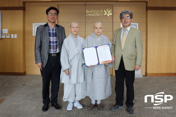 NSP통신-(왼쪽부터) 이상득 동국대 경주캠퍼스 대외협력실장, 전법사 주지 철은스님, 전법사 회주 성관스님, 김세곤 동국대 경주캠퍼스 대외협력처장 (동국대학교 경주캠퍼스)